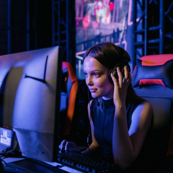 Femme jouant aux jeux vidéo